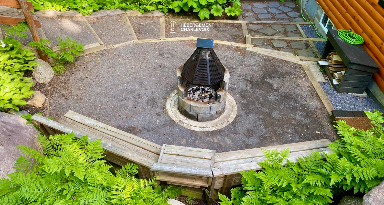 NAF-256 - Cottage on the edge of a lake with trail, waterfall and pond